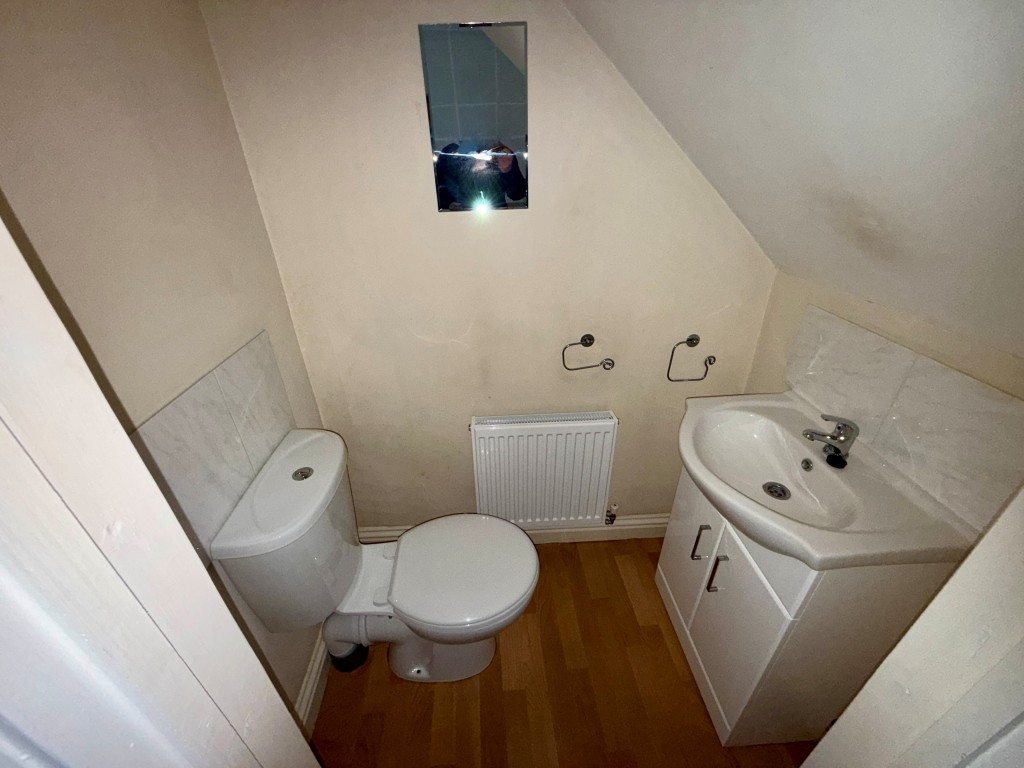 Lot: 74 - MIXED USE INVESTMENT IN TOWN CENTRE - FIVE FLATS AND COMMERCIAL UNIT - 46B East Street - W.C.